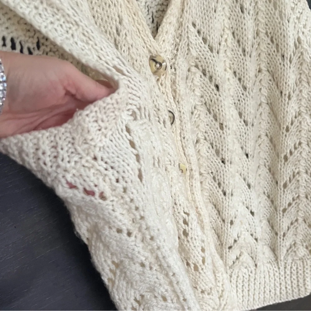 ✨ Soft and Cozy Hand Knit Cream Vintage Vest - Picture 4 of 7